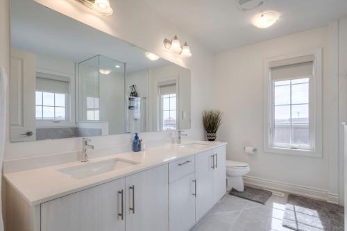 Un baño blanco con lavabo e inodoro. en The Ultimate Staycation, en Bradford