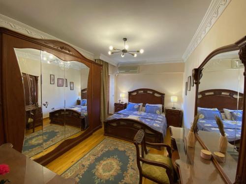 sypialnia z 2 łóżkami i dużym lustrem w obiekcie Sunny 2BR Apartment in Maadi w Kairze