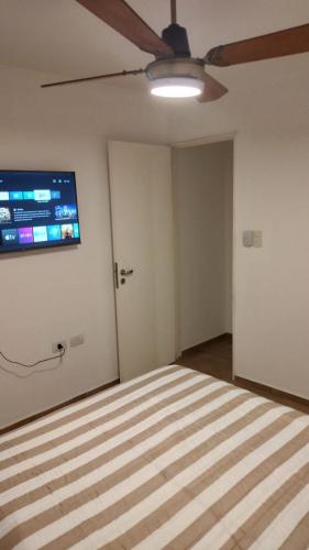 pusty pokój z wentylatorem sufitowym i telewizorem w obiekcie Dept Amoblado a 2 cuadras del Hospital Cordoba w Córdobie