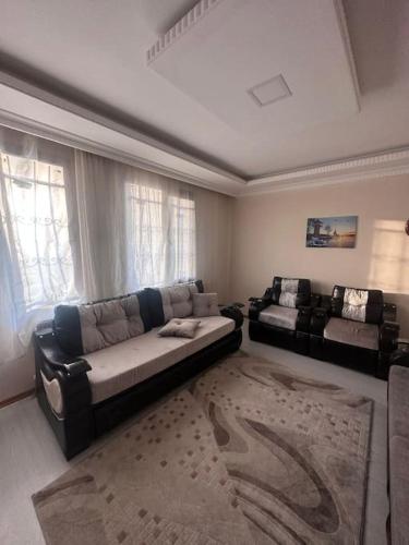 ein Wohnzimmer mit einem großen Sofa in der Unterkunft 15 minutes to Istanbul airport in Arnavutköy