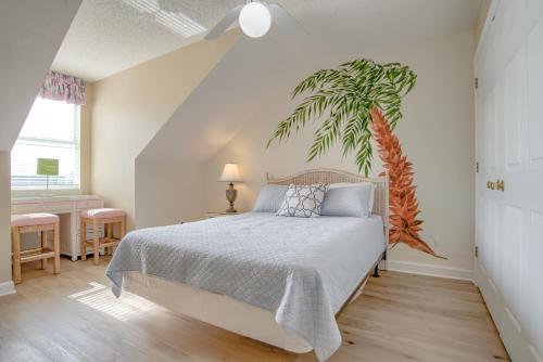 um quarto com uma cama com uma planta na parede em Dandy Sandy em Gulf Shores