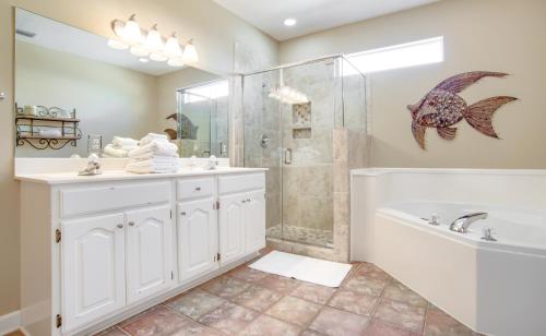 La salle de bains est pourvue d'une baignoire, d'un lavabo et d'une douche. dans l'établissement Dandy Sandy, à Gulf Shores