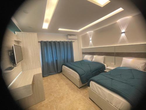 Al Deyafa Hotel tesisinde bir odada yatak veya yataklar