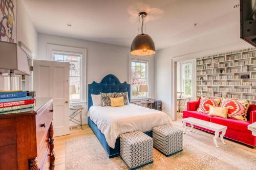 - une chambre avec un lit et un canapé rouge dans l'établissement Built for a US Secretary of State 13K SF in Lenox, à Lenox