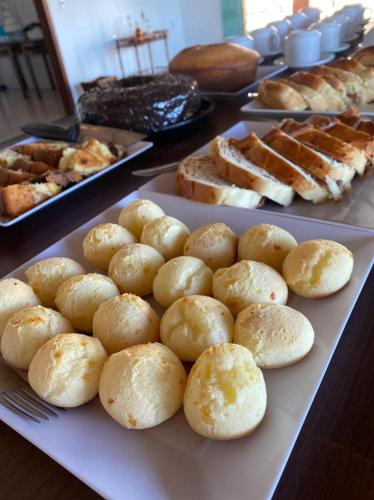 Makanan di atau berdekatan rumah tamu ini
