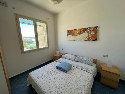 - une chambre avec un lit et une fenêtre dans l'établissement Veranda sul mare di Donnalucata, à Donnalucata