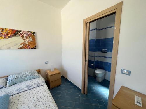 Cette petite chambre comprend un lit et des toilettes. dans l'établissement Veranda sul mare di Donnalucata, à Donnalucata