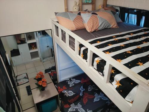 an overhead view of a bedroom with a bunk bed at Studio type Good for 2 Near Megamall in Manila