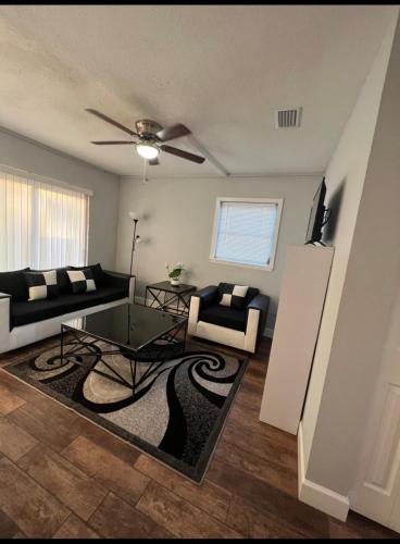 sala de estar con sofá y mesa en Lopez Place, en Tampa
