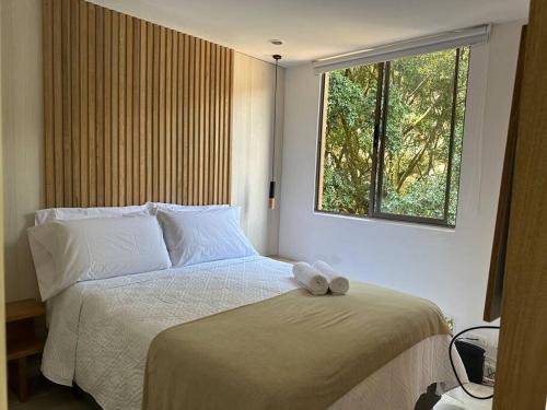 une chambre avec un lit avec deux serviettes dessus dans l'établissement Exclusivo Loft en el poblado-rodeado de naturaleza 501, à Medellín
