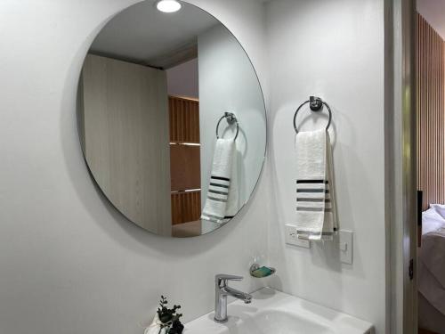 une salle de bain avec un lavabo et un miroir dans l'établissement Exclusivo Loft en el poblado-rodeado de naturaleza 501, à Medellín