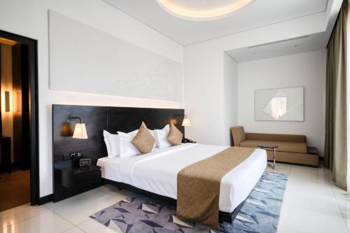 Een bed of bedden in een kamer bij Orion City Hotel