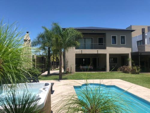 una casa con piscina en un patio en San Lorenzo Premium en San Lorenzo