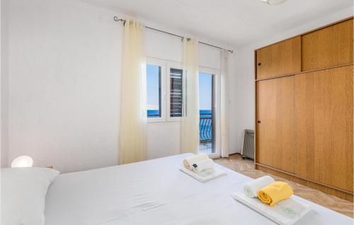 - une chambre avec un grand lit blanc et une fenêtre dans l'établissement 2 Bedroom Gorgeous Apartment In Sveti Juraj, à Sveti Juraj