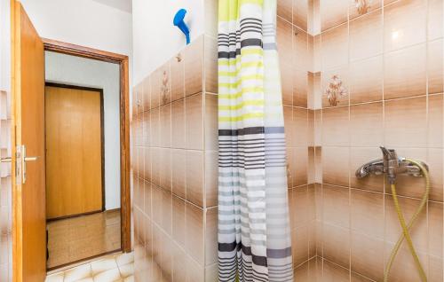 La salle de bains est pourvue d'un rideau de douche et d'un miroir. dans l'établissement 2 Bedroom Gorgeous Apartment In Sveti Juraj, à Sveti Juraj