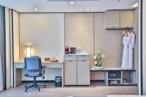 an office with a desk and a chair in a room at SSAW Boutique Hotel Wenzhou Jiushan Lake in Wenzhou