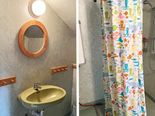 2 fotos de un baño con lavabo y espejo en Holiday home LAMMHULT, SVERIGE II 