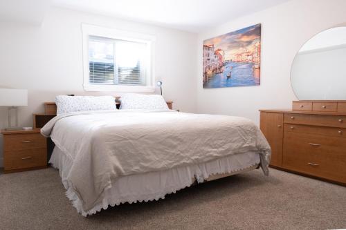 En eller flere senge i et værelse på Modern yet comfy 3 bed suite in Surrey