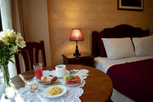 una habitación con una mesa con comida. en Hotel Diamante Azul, en La Paz