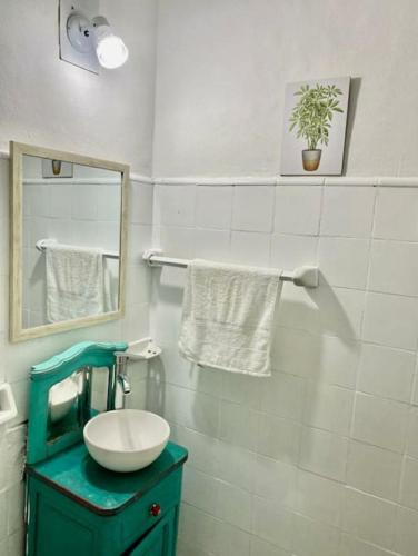 a bathroom with a sink and a mirror at Temporarios Colón Habitación Céntrica 2 Camas in Posadas