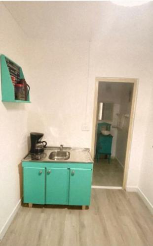 cocina con fregadero azul en una habitación en Temporarios Colón Habitación Céntrica 2 Camas en Posadas