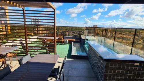 a view of a swimming pool on top of a building at Reserva Madero Requinte Apto 104 in Natal