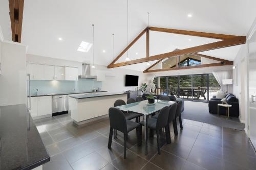 Una cocina o zona de cocina en Sea Foam Villas