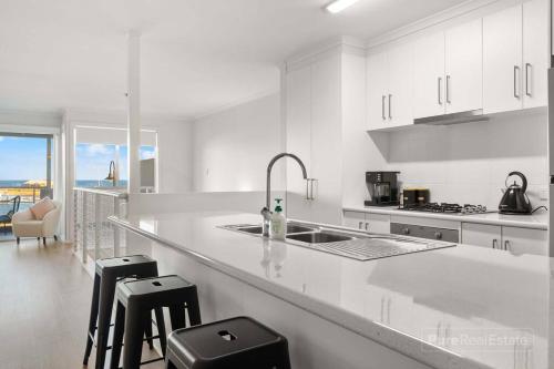 Una cocina o cocineta en Beachfront Sunny Dais