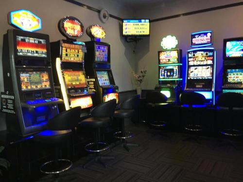 ein Raum voll mit vielen Spielautomaten in der Unterkunft Lords Hotel Scottsdale in Scottsdale