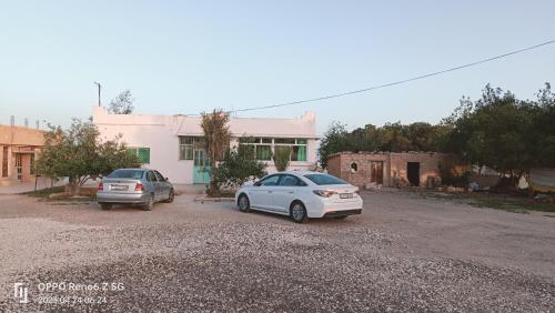 two cars parked in front of a house at Marmr in Abū Turābah