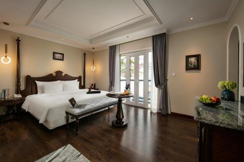 ハノイにあるLa Mejor Hotel & Sky Barのベッドルーム1室(ベッド1台、テーブル、窓付)