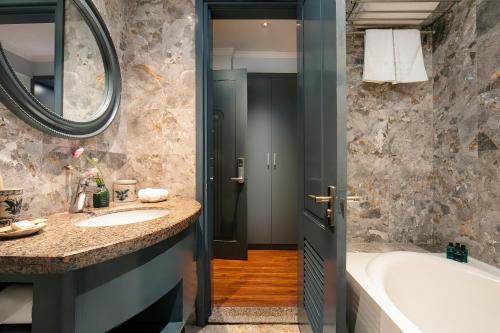 Ein Badezimmer in der Unterkunft La Mejor Hotel & Sky Bar