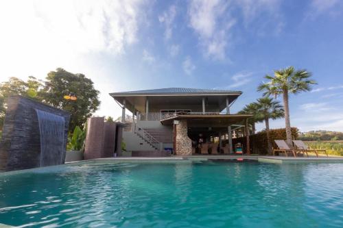Bazén v ubytování La Casa del Lago Kanchanaburi nebo v jeho okolí