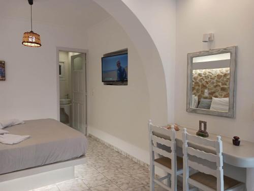 アギオス・プロコピオスにあるAkrogiali Agios Prokopiosのベッドルーム(ベッド1台、シンク、鏡付)