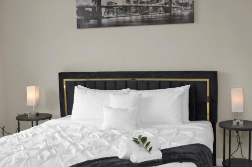 Кровать или кровати в номере Lavish and Relaxing 2bedroom