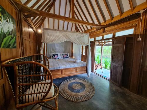 Postel nebo postele na pokoji v ubytování Villa Kayu Yogyakarta