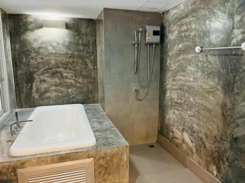 La salle de bains est pourvue d'un lavabo et d'une douche. dans l'établissement Replay Residences Samui, à Bangrak Beach