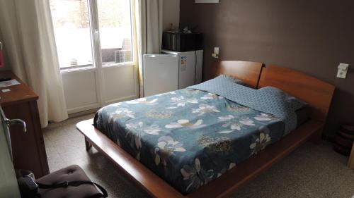 una camera con letto e piumone blu di Serge le belge sejour chez l habitant a Lézignan-Corbières
