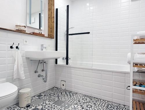 a bathroom with a sink and a tub and a toilet at Apartment Südwind Klettgau in Klettgau