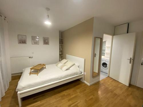 - une chambre avec un lit et une table dans l'établissement Studio Cosy à 10 min de Paris, à Deuil-la-Barre