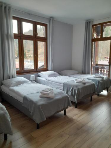 En eller flere senge i et værelse på Willa Góralka