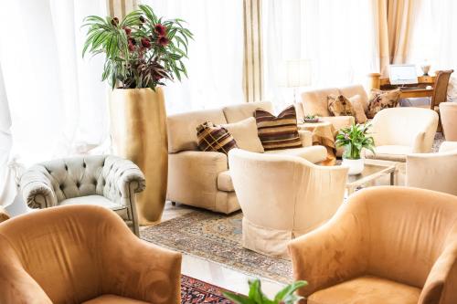 a living room with couches and chairs at Hotel San Luca in Verona