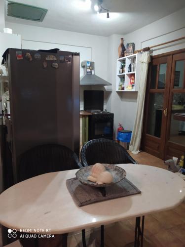 uma cozinha com uma mesa com um prato em Mamadinas House AlliMpanta em Ammouliani