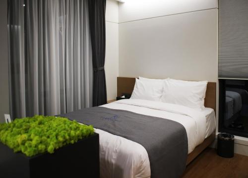 Ένα ή περισσότερα κρεβάτια σε δωμάτιο στο Hotel Parangvue