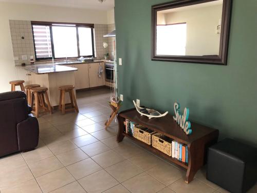 sala de estar con sofá y mesa en Moringa Gardens Self Catering Apartments en Swakopmund