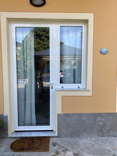 una puerta con una ventana en el lateral de una casa en Casa nel Golfo - free parking, en Rapallo