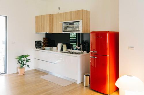 uma cozinha com um frigorífico vermelho num quarto em 無處 Nowhere Retreat 獨棟空間 em Yilan City