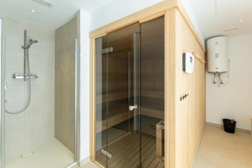 La salle de bains est pourvue d'une douche avec une porte en verre. dans l'établissement Penthouse Middel Views, à Fuengirola