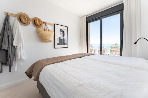 - une chambre blanche avec un lit et une fenêtre dans l'établissement Penthouse Middel Views, à Fuengirola