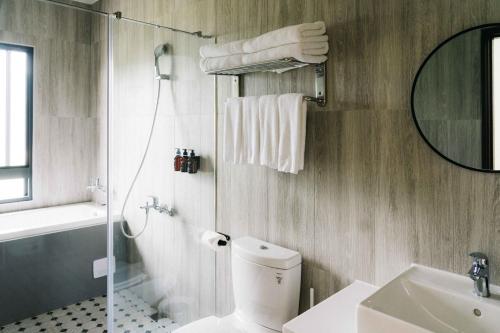 宜蘭市的住宿－無處 Nowhere Retreat 獨棟空間，一间带卫生间、水槽和镜子的浴室